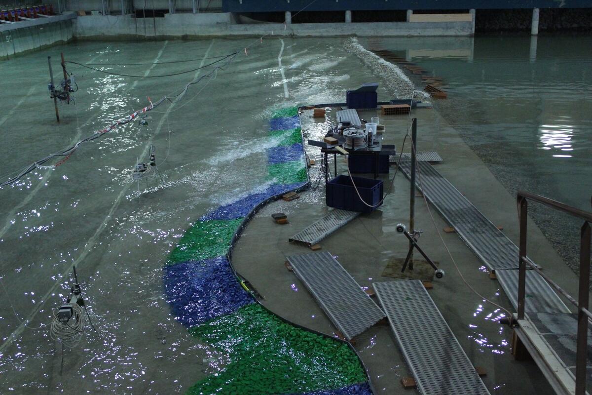 Stability and wave overtopping in the wave tank | Artelia hydraulics